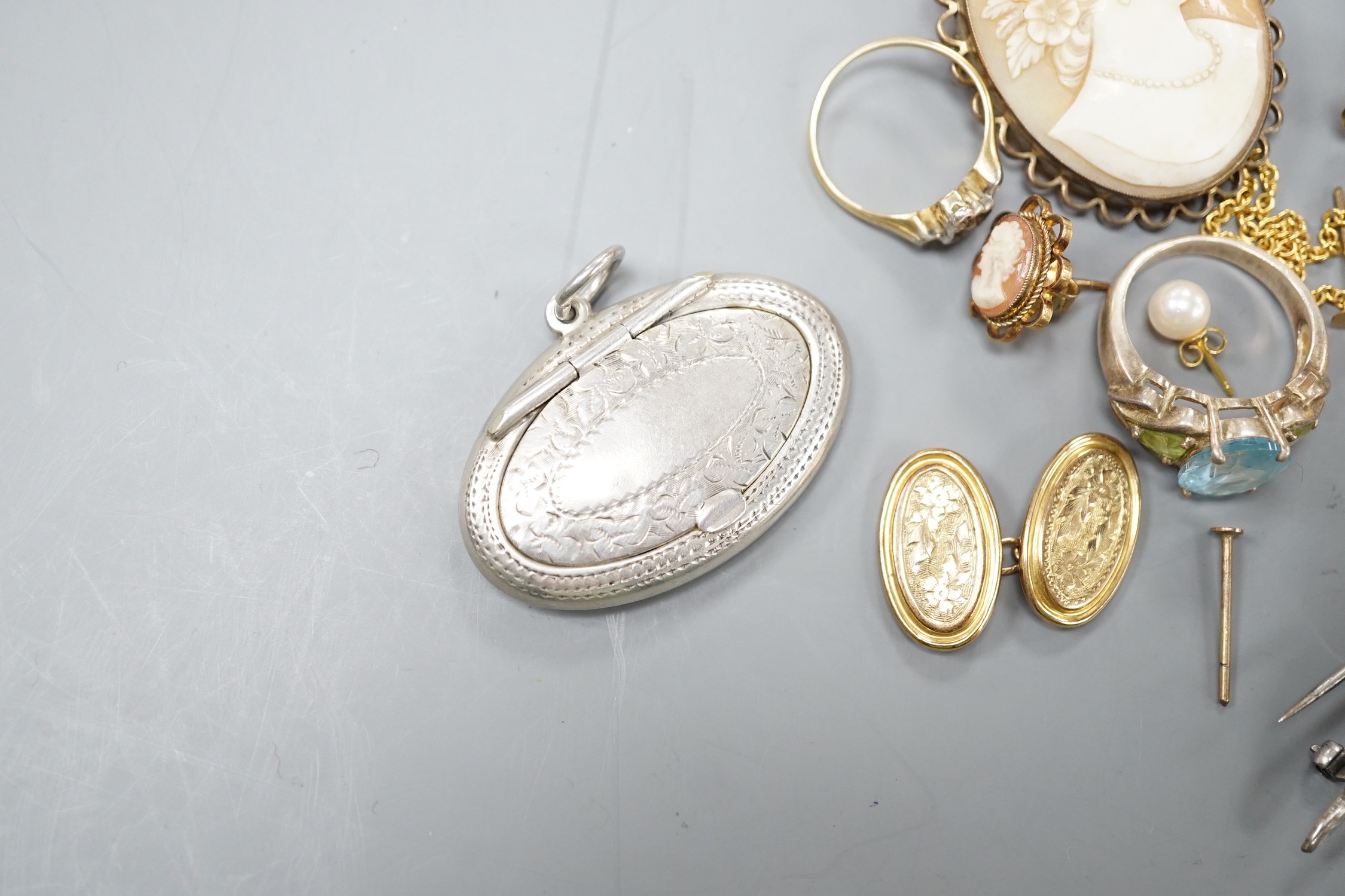 Assorted jewellery including a pair of textured 750 domed earrings, 9.6 grams, silver gilt cameo brooch, rings, earrings etc.